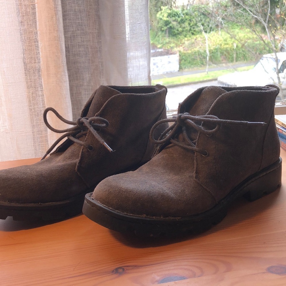 Born suede chukka boots size 6.5 med